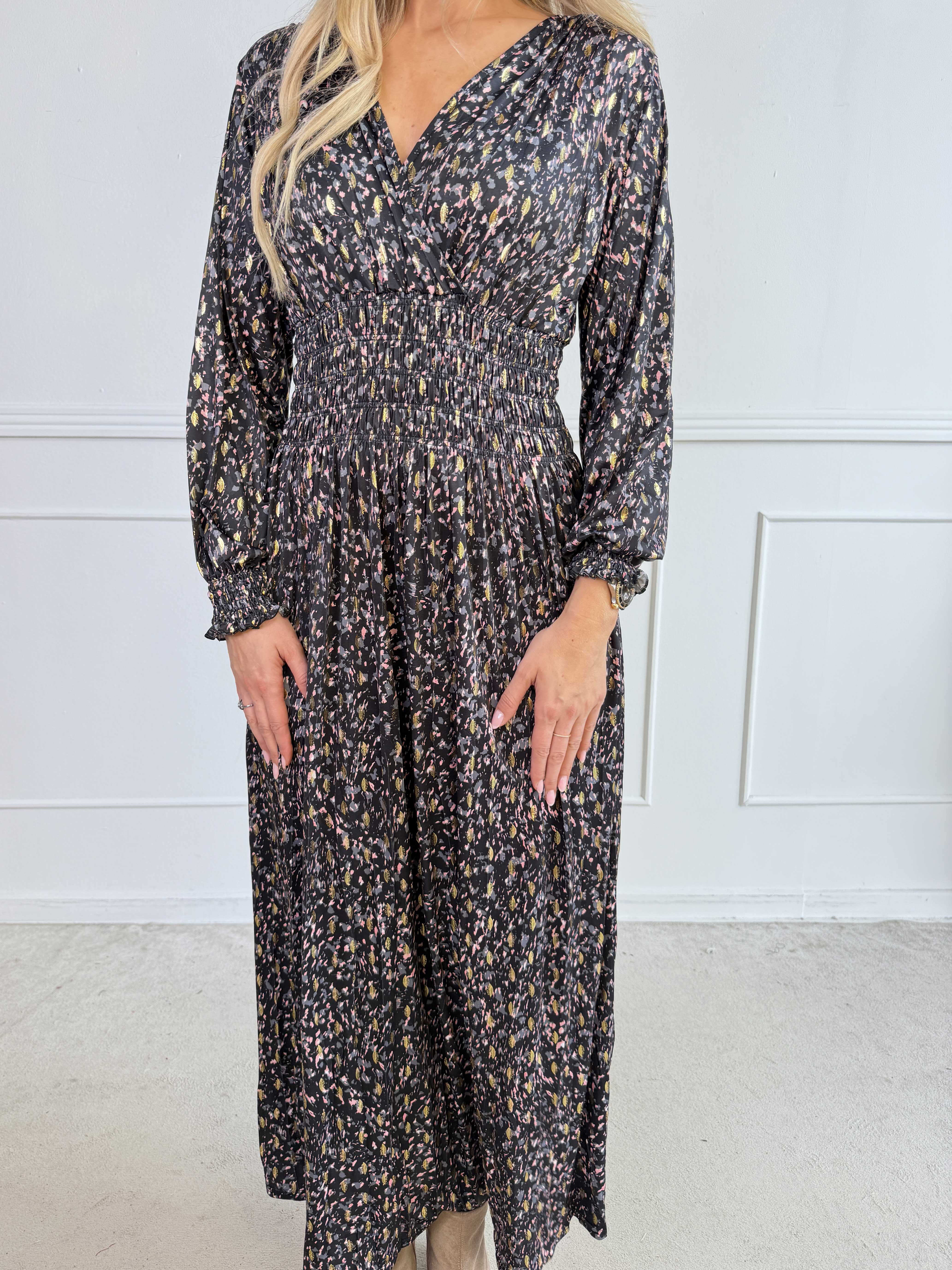 Pams Speckle L/S - Smuk kjole med farverigt mønster og elegante gulddetaljer